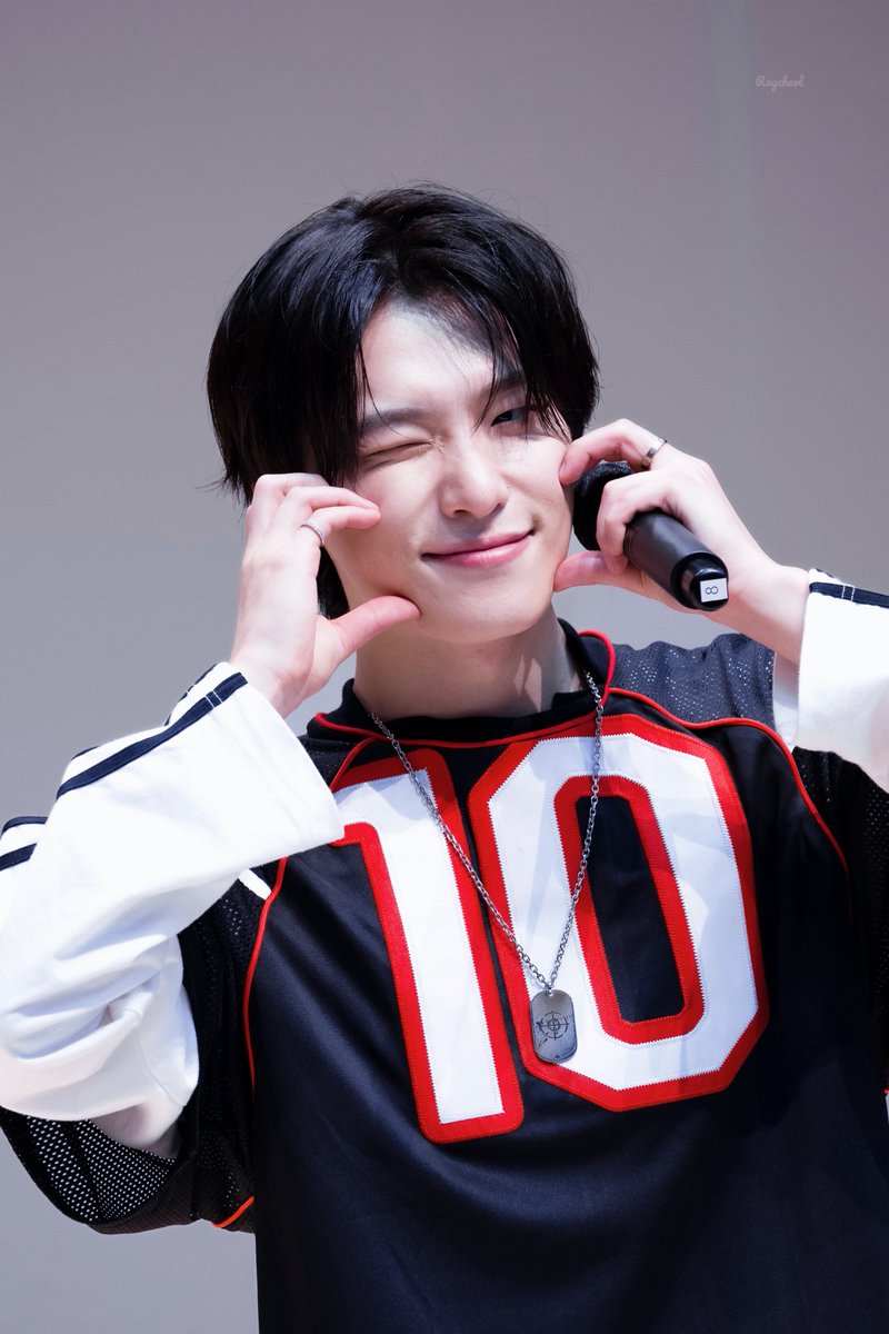 RosyDialing211's tweet photo. 260807 뮤직플랜트 팬사인

올해 유독 애교력이 미쳐버린 남자😋

#디노 #이찬 #DINO #李灿 
#SEVENTEEN #세븐틴 https://t.co/8tYXX6tjS8