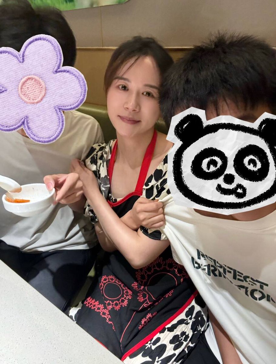 ma_choco_ii's tweet photo. 都放假了还不让我省心😂
本来和闺蜜吃个火锅，结果这俩小崽崽看到我在这儿，招呼都不打，坐下来就开始蹭饭。
哼～饭可以吃，吃完可别怪老师一会儿检查一下你们暑假作业完成情况😏 https://t.co/jubb0Y26Jd