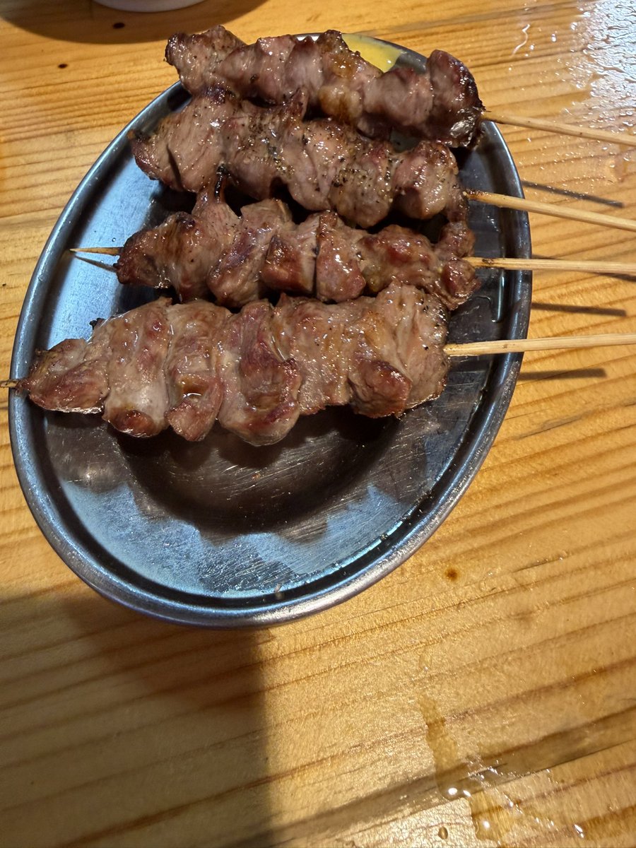 kuboki_hiroshi's tweet photo. 高校の同級生と新橋で昼飲み^_^
はじめに寿司をつまみその後2軒。やきとんが美味い https://t.co/oAaONiazOy