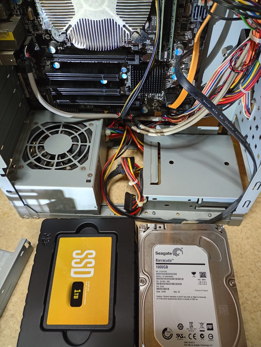 ZEPHYR400C2's tweet photo. ドスパラディスクトップ！HDD寿命でSSDへ変更メカーはCFDメモリもCFD🤩8gb2枚入れて16gb！言うまでもなくメチャサックサック言ってもた😩ちなみにこのディスクトップはWindows7からの愛用ですコアi5🫡 https://t.co/0N9WdfbHxc