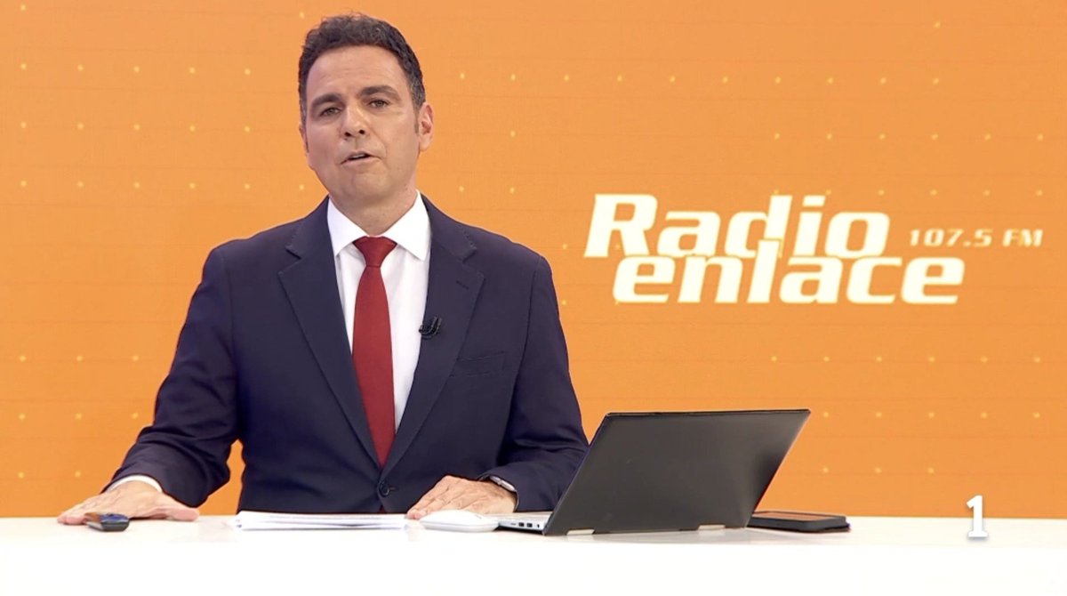 CoordinadoraHTZ's tweet photo. David Pérez: "La orden de desalojo a @Radio_Enlace la vamos a enviar el último día de julio, antes de las vacaciones de agosto, para que así no se entere nadie"

Sus asesores: "Qué buena idea, eres un genio concejal"

Una semana después 👇🏼 https://t.co/JZbh5rxCIz