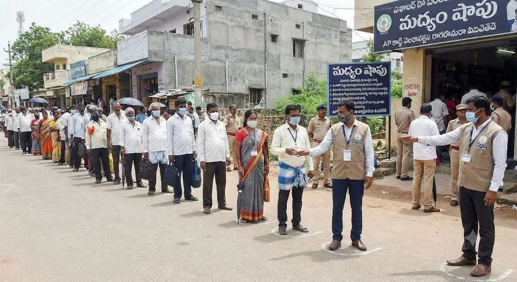 kareems949's tweet photo. కరోనా కాలంలో ఉపాధ్యాయులను కాపలాదారులుగా పెట్టి అవమానించింది వైసీపీ ప్రభుత్వం. ఉపాధ్యాయ నియామకాలు లేకుండా చేసింది కూడా అదే ప్రభుత్వం. ఇప్పుడు సక్రమంగా నిర్వహించిన 2025 డీఎస్సీపై అబద్ధాలు చెప్పడం విడ్డూరం!

చరిత్ర మరిచిపోయినాప్రజలు మర్చిపోలేదు
#2025DSC #DSC #Teachers #APPolitics https://t.co/r8vTiAy3yh