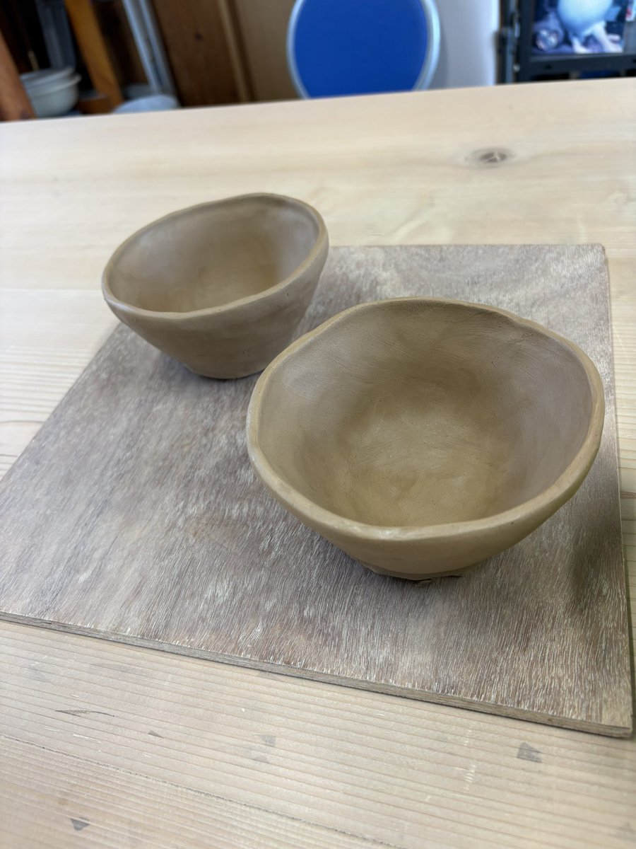 diary_naoko's tweet photo. 陶芸教室に行きました。
先週手びねりで作ったカップを削って整えました。
その後に、赤土でお茶碗を作りました。

#日記
#diary
#陶芸 https://t.co/lGuX0yQQwb