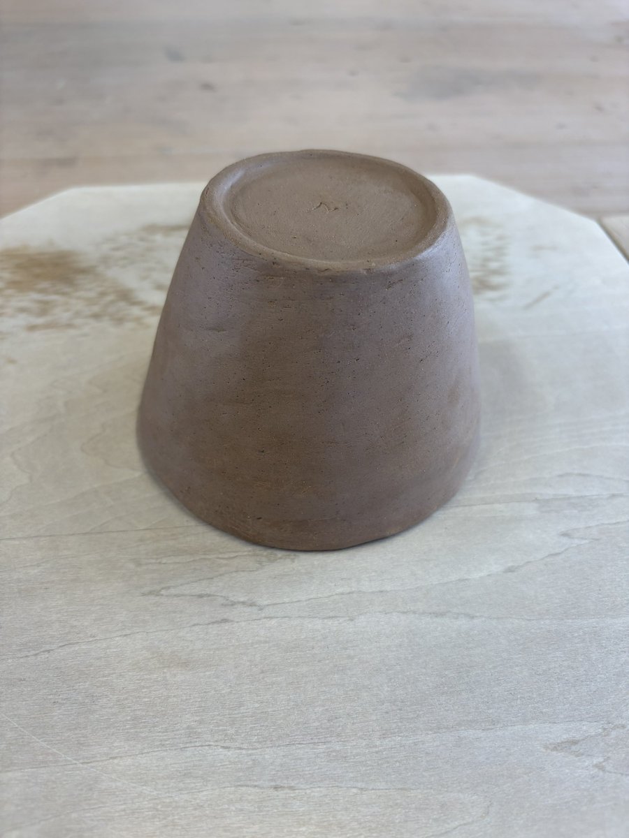 diary_naoko's tweet photo. 陶芸教室に行きました。
先週手びねりで作ったカップを削って整えました。
その後に、赤土でお茶碗を作りました。

#日記
#diary
#陶芸 https://t.co/lGuX0yQQwb