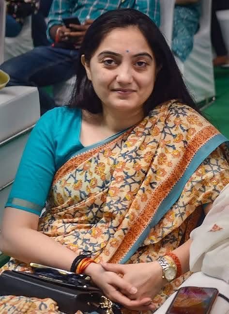 gpprashar's tweet photo. बनारस से ही चुने जाने वाले किसी हिंदू प्रधानमंत्री के लिए इससे ज्यादा शर्म से डूब मरने वाली बात और क्या हो सकती है ?

और दूसरी तरफ सयोनी घोष जिन्होंने शिवलिंग पर कंडोम चढ़ाने वाली फोटो सोशल मीडिया पर डाली थी, उनको अब मोदी ने अपने साथ ले लिया है और हंस हंस कर फोटो भी खिंचवाई है https://t.co/2iSuoHQB1c