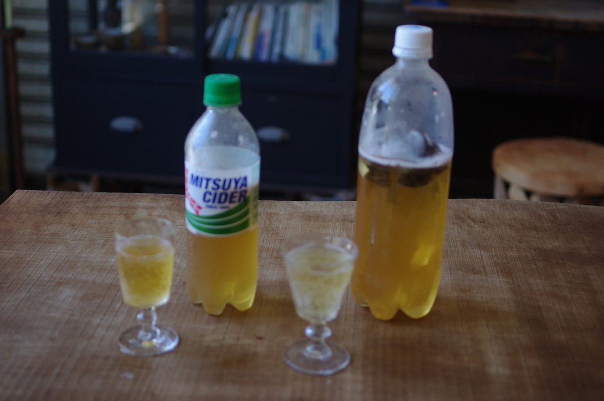 suzuwateaworks's tweet photo. 炭酸のボトルの中にティーバッグを入れるだけでできるティーソーダ。三ツ矢サイダーで作るのも甘味があって美味しいです。作る際はティーバッグを入れた際に吹きこぼれるのでその分を先に減らしておくのがポイントです。 https://t.co/RC0UkWzDLZ