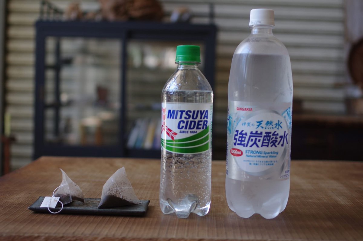 suzuwateaworks's tweet photo. 炭酸のボトルの中にティーバッグを入れるだけでできるティーソーダ。三ツ矢サイダーで作るのも甘味があって美味しいです。作る際はティーバッグを入れた際に吹きこぼれるのでその分を先に減らしておくのがポイントです。 https://t.co/RC0UkWzDLZ