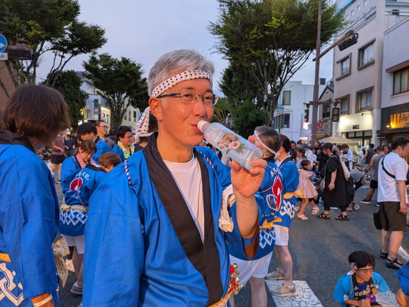 iwakishisuidou's tweet photo. #いわきおどり 参加中！会場は熱気と活気に包まれています🔥
そんなときの水分補給はこれ。いわきのおいしい水道水が最高のご褒美🌟🚰
第2部後半は18:35分から再開です。
いわきの熱い夏をまだまだ盛り上げていきます💖🎉 https://t.co/9DMMFYHyw6