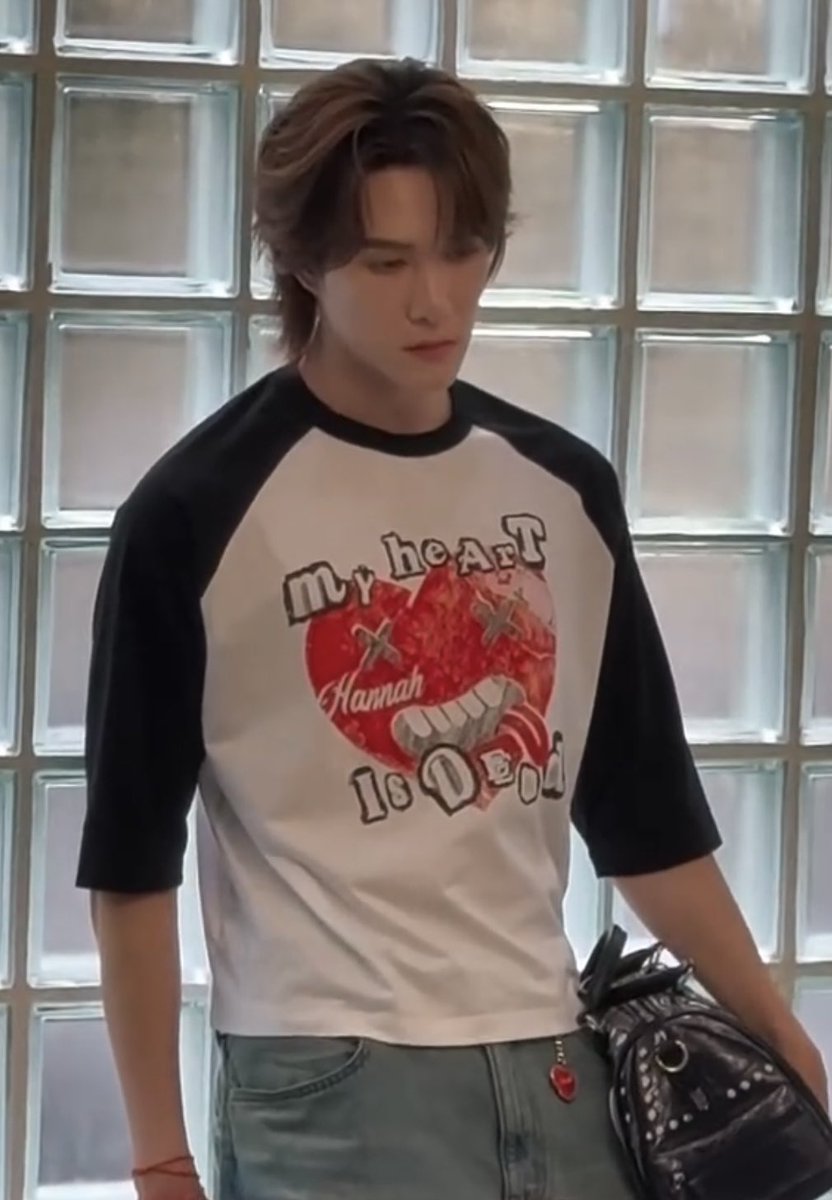 gemijuniii's tweet photo. นานิใส่ Sleeve Raglan ได้หล่อมากจริงนะ สมกับที่เป็นซีอีโอและนายแบบ เท่อะ 🥺❤️‍🩹❤️‍🩹❤️‍🩹🥺

#hirunkit_ https://t.co/Z1Bw2DW6Km
