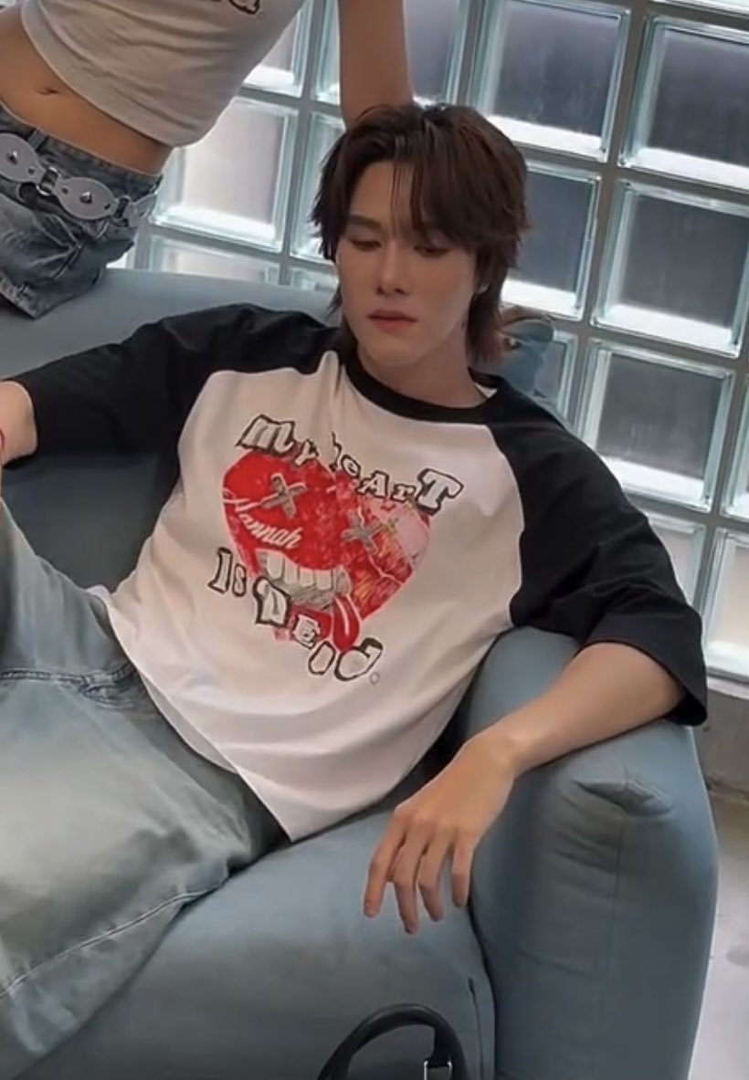 gemijuniii's tweet photo. นานิใส่ Sleeve Raglan ได้หล่อมากจริงนะ สมกับที่เป็นซีอีโอและนายแบบ เท่อะ 🥺❤️‍🩹❤️‍🩹❤️‍🩹🥺

#hirunkit_ https://t.co/Z1Bw2DW6Km