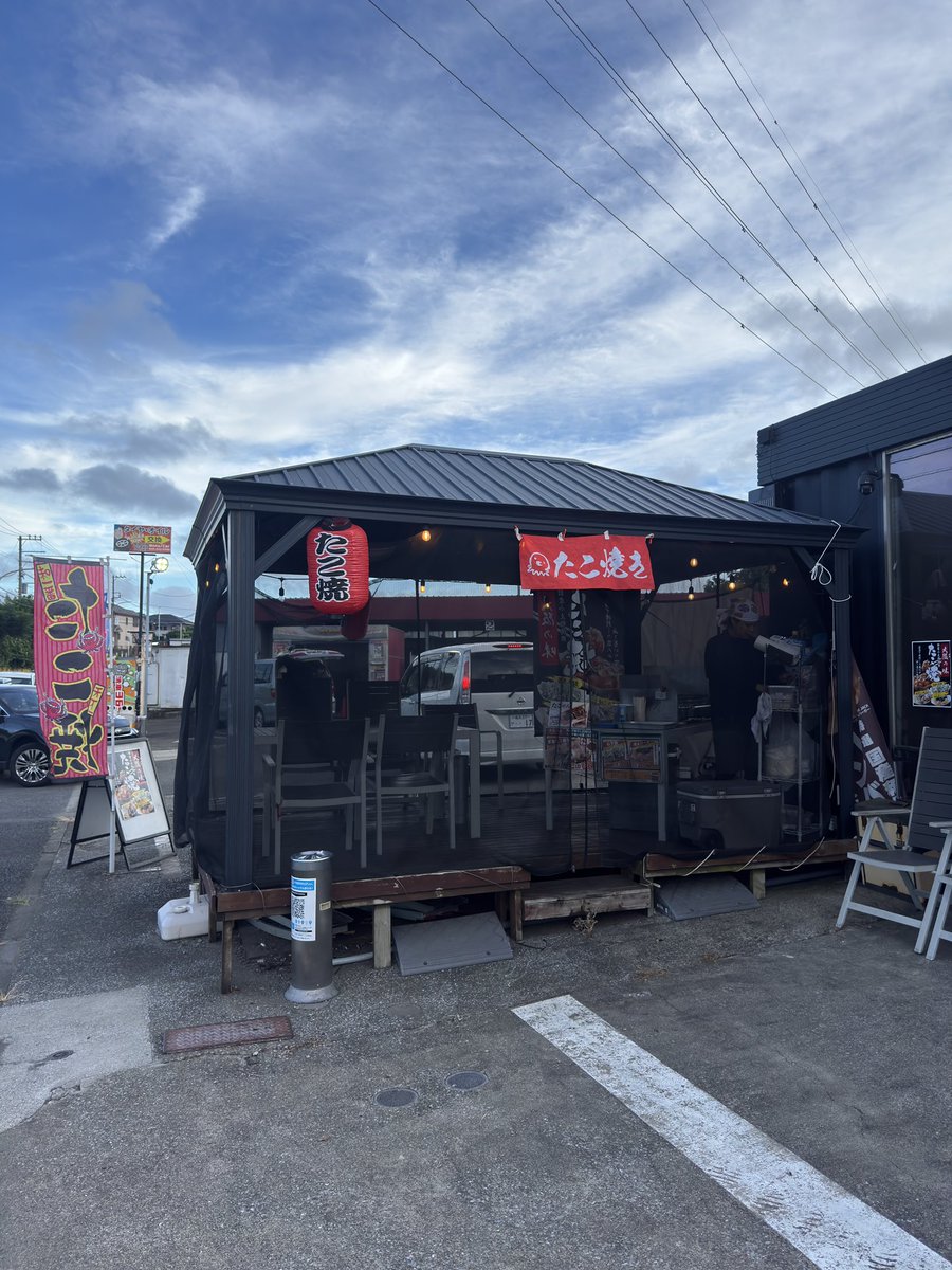 _bkjack_'s tweet photo. こんにちは！
#BKJACK たこやき🐙です！

本日8/8(土)は、
1号🟥（プール出店中）でも、
2号（三浦海岸出店中）でもなく……

📍CafeJB前テラスにて屋台営業中！

しかも今日は、CafeJB店内を
✨イートインスペースとして開放✨

涼しい店内で、アツアツ＆トロトロのたこ焼きはいかがですか？🐙
本日は21:00まで営業🈺

そして明日8/9(日)も営業します！
⏰10:00〜13:00
⏰15:00〜20:00

━━━━━━━━━━━━
🐙 本格大阪たこ焼き 🐙
━━━━━━━━━━━━

外は香ばしく、中はトロトロ！
選べる3つの味をご用意しています😋

🔴 王道たこ焼き（ソース）
🟢 塩ネギ（九条ネギ）
🟡 明太マヨソース

みんなで楽しめる
🉐選べるシェアパック18個入りもあり〼！

さらに！
🎓**#学割 100円引きキャンペーン**
絶賛開催中です！

学生さんはお得にたこ焼きをどうぞ🐙✨

━━━━━━━━━━━━
📍CafeJB
横浜市瀬谷区阿久和南4-12-6
━━━━━━━━━━━━

Moto/Car洗車場・整備工場併設🚗✨

⚠️CafeJB店舗は通常、土日は休業です。
8/8(土)・8/9(日)は、たこ焼き屋台のイートインスペースとして店内を開放しています。

#BKJACK
#CafeJB
#たこ焼き
#大阪たこ焼き
#ゆるだこ
#学割
#横浜グルメ
#瀬谷グルメ
#瀬谷区
#横浜たこ焼き

本店 👉 @CafeJB

【BK JACK 営業許可】
神奈川県／東京都／千葉県

🇺🇸🍔🍟 本店 アメリカンダイナー CafeJB 🇺🇸🍔🍟
LINEではお得なクーポンも配信中！