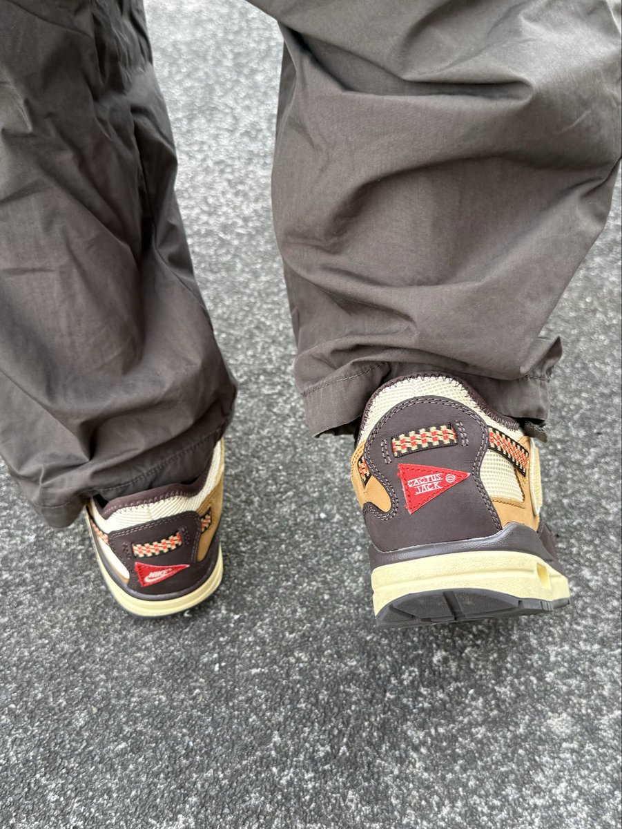 sleepwalking_a1's tweet photo. Travis Air Max 1  ☺️ https://t.co/sEw9keTClO
