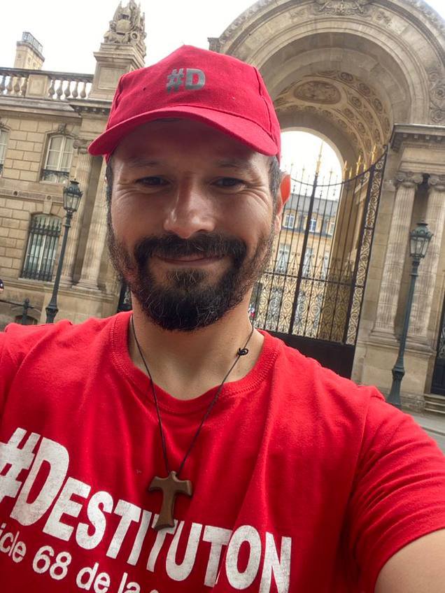 David_vanH's tweet photo. ON PASSE AUX ACTES

2/3 

Selfie devant l'Élysée !!

D'autres décorent leur voiture ou font des tags géants, des banderoles sur leur maison... Il y a mille façons d'agir !!

C'EST TRES IMPORTANT D'ENCOURAGER POUR LIBERER LA FRANCE

la prison que le régime a construire est dans la tête des gens, ils ont peur alors ils préfèrent rester endormis, c'est rationnel quelque part de faire l'autruche quand la dictature sataniste peut vous frapper très fort sur la tête - et au portefeuille 

MAIS SI ON EST UNIS ON EST PLUS FORT QUE LA DICTATURE

alors moi petit pilote, j'ai mon rôle et je remercie bien sûr tous ceux qui m'aident à continuer, mais dites vous bien, la Bataille pour la Libération, elle ne se gagnera pas par la préparation aérienne - très utile - elle se gagne sur le terrain, au sol, par vos actions,  à tous !

LA LIBÉRATION SE GAGNE DANS LES COEURS