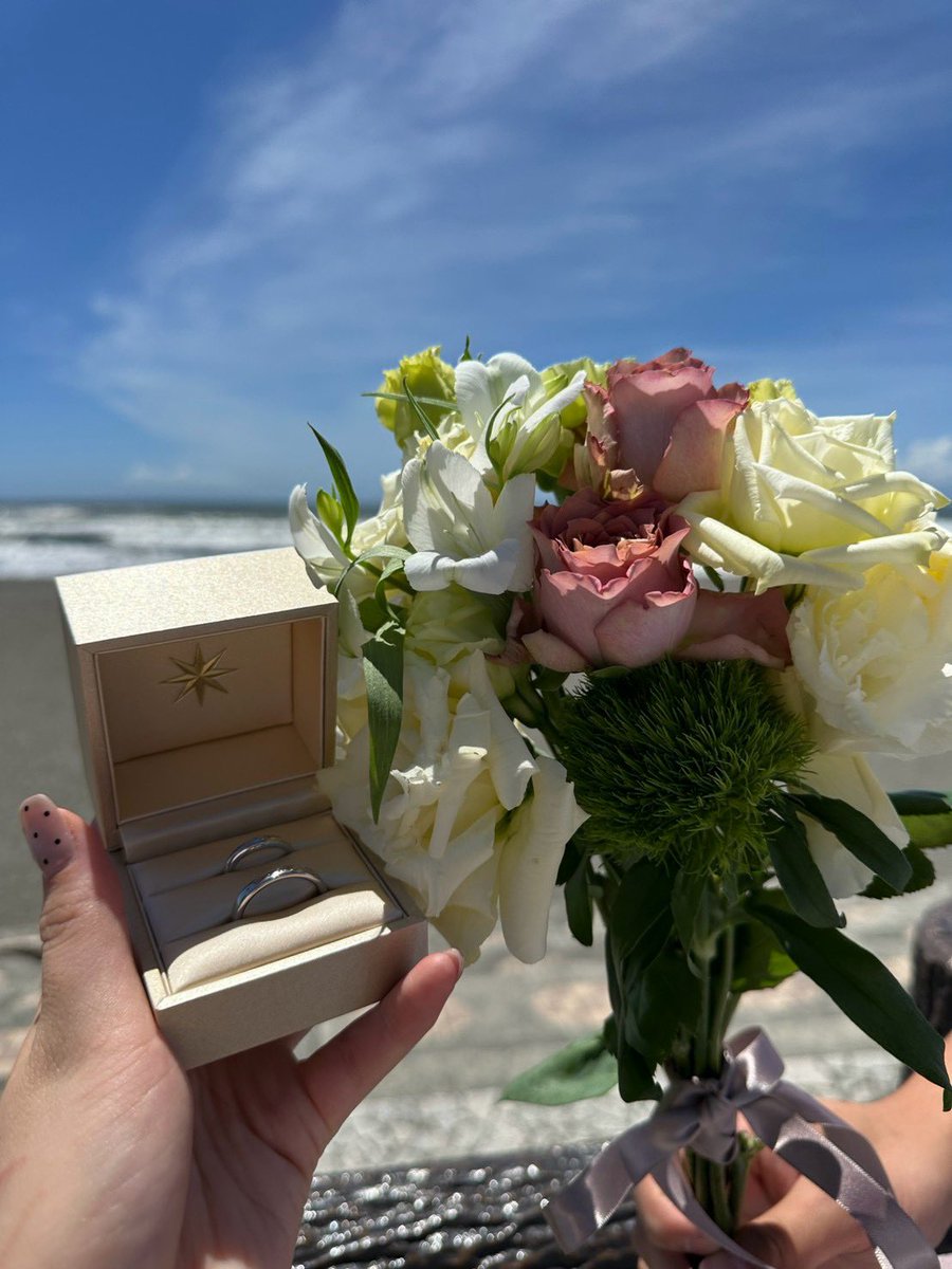 syakimaru's tweet photo. 私事ですが、結婚しました💍

まさかゲームから出会って結婚までするとは、思ってもみなかったけど、
共通の趣味があるって良いよね😙

実感まだまだ湧かんけど、これからも仲良く夫婦として一緒に歩んで行きたらいいな〜〜🥳🤍 https://t.co/5ovBRYDNrH