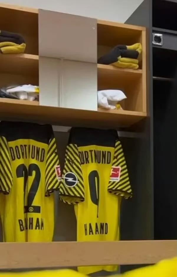 Accel_Actor's tweet photo. Haalingham sharing lockers next to each other (even sharing the same mirror) at Dortmund is actually insane ngl. Maybe they were really destined in the stars. 
2nd pic is Haaland looking at Jude’s locker one last time before leaving for City. https://t.co/6F7LhoCJgt
