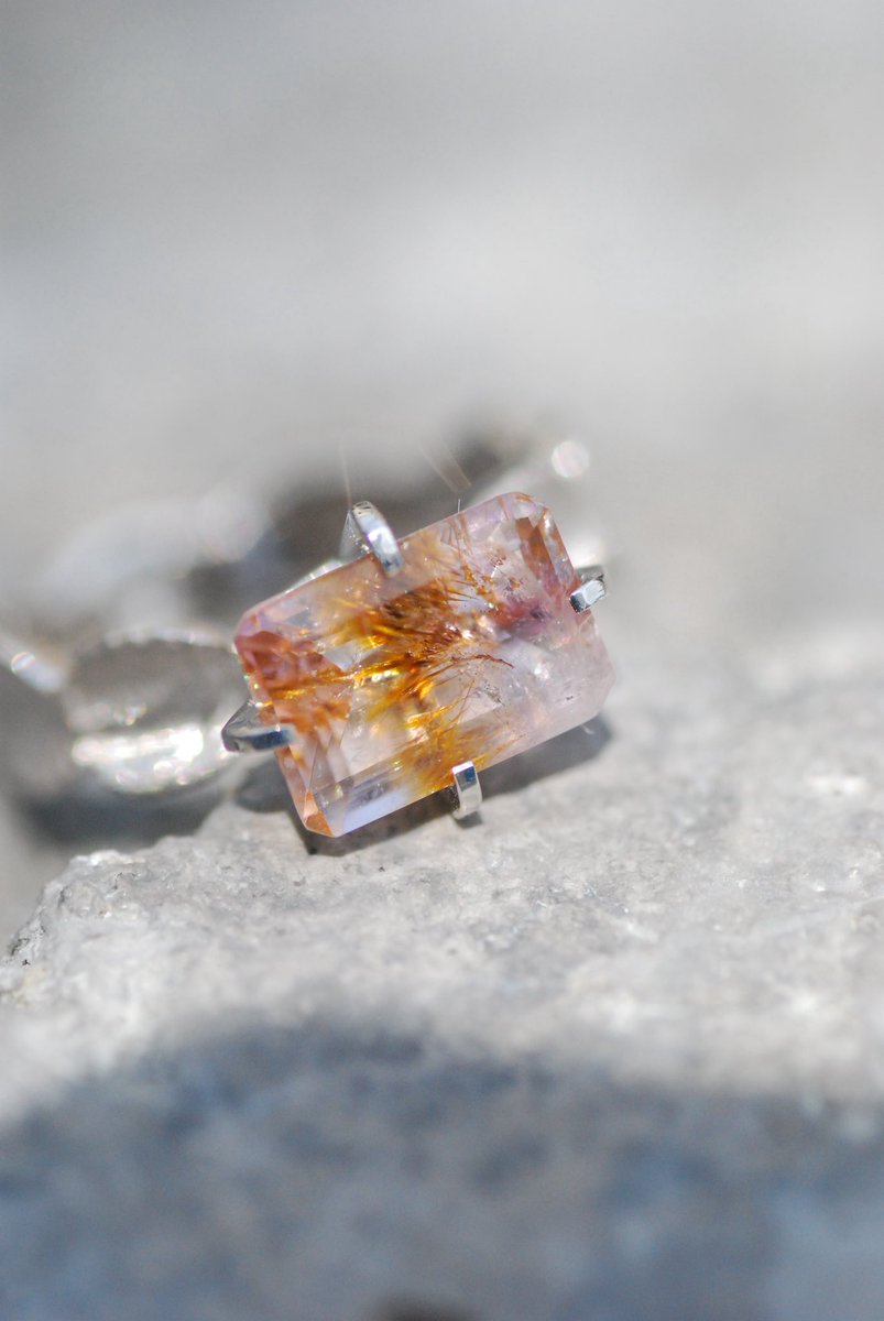 xx_moixx's tweet photo. 【 Plus 】 × Goethite with Amethyst

朝霧に差し込むゴールドの光の軌跡
キラキラと差し込む温かな日差しは
穏やかな朝の始まりのよう

��度を変えるたびに表情を移ろわせ
繊細なきらめきが静かに輝く。

プラスのデザインを指に通して
今日はどこに出かけよう？ https://t.co/DYGV627pAa