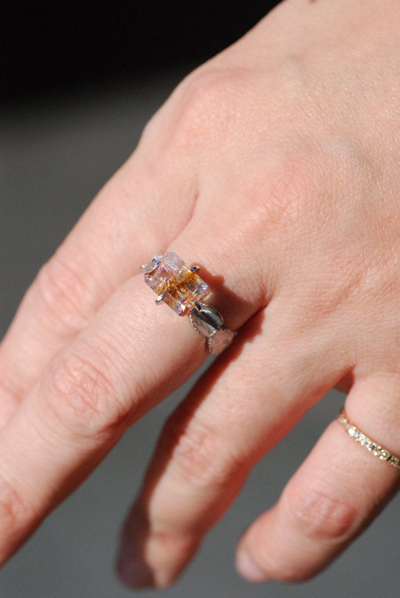 xx_moixx's tweet photo. 【 Plus 】 × Goethite with Amethyst

朝霧に差し込むゴールドの光の軌跡
キラキラと差し込む温かな日差しは
穏やかな朝の始まりのよう

��度を変えるたびに表情を移ろわせ
繊細なきらめきが静かに輝く。

プラスのデザインを指に通して
今日はどこに出かけよう？ https://t.co/DYGV627pAa