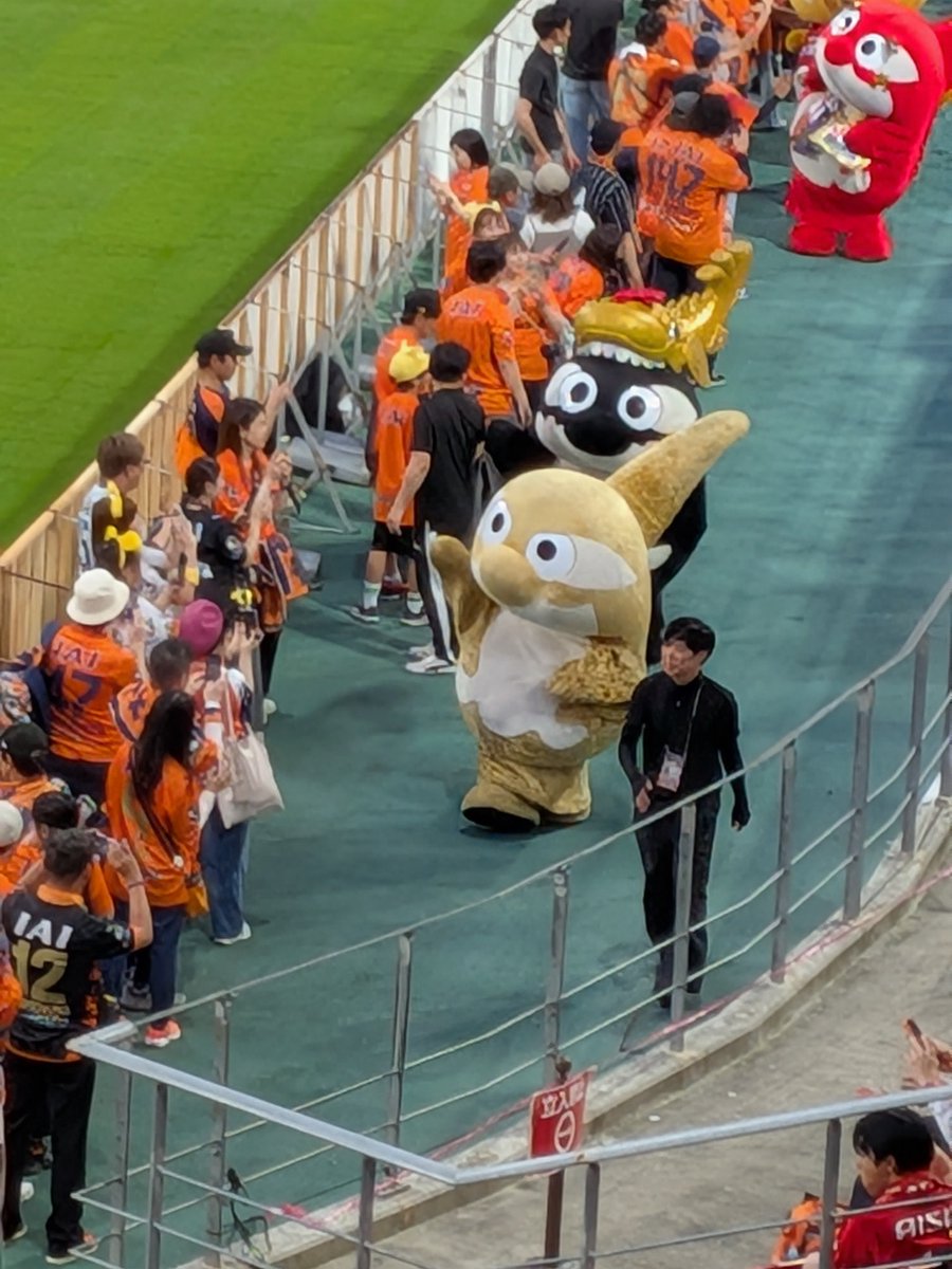nyarpon's tweet photo. 今日は令和８年８月８日で、すゑひろがりずだからグランパスくんは金色になったんですね、知らんけど
🫍息子はシャチホコに喰われてるし
#清水サポ名古屋遠征 https://t.co/1GWcTurS3O