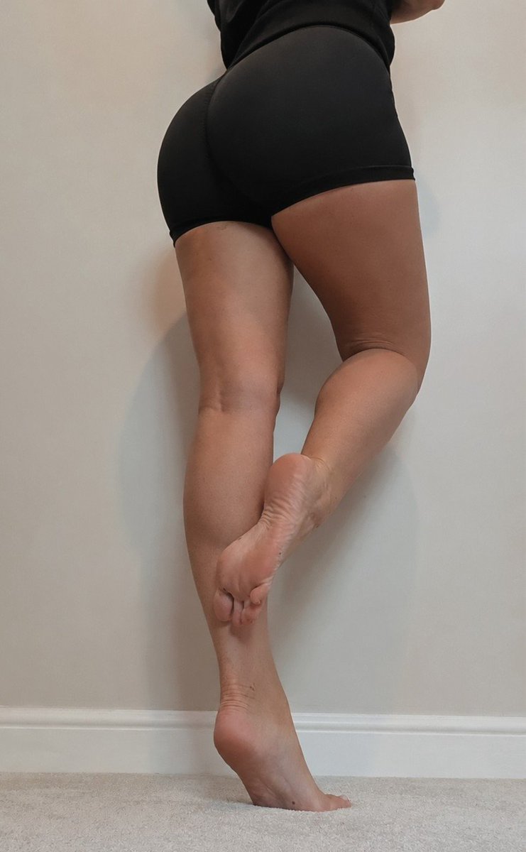 QueenCestelle's tweet photo. Even on a busy day I still have time to make you worship my feet after the gym 👣 https://t.co/dWjZYDGabP