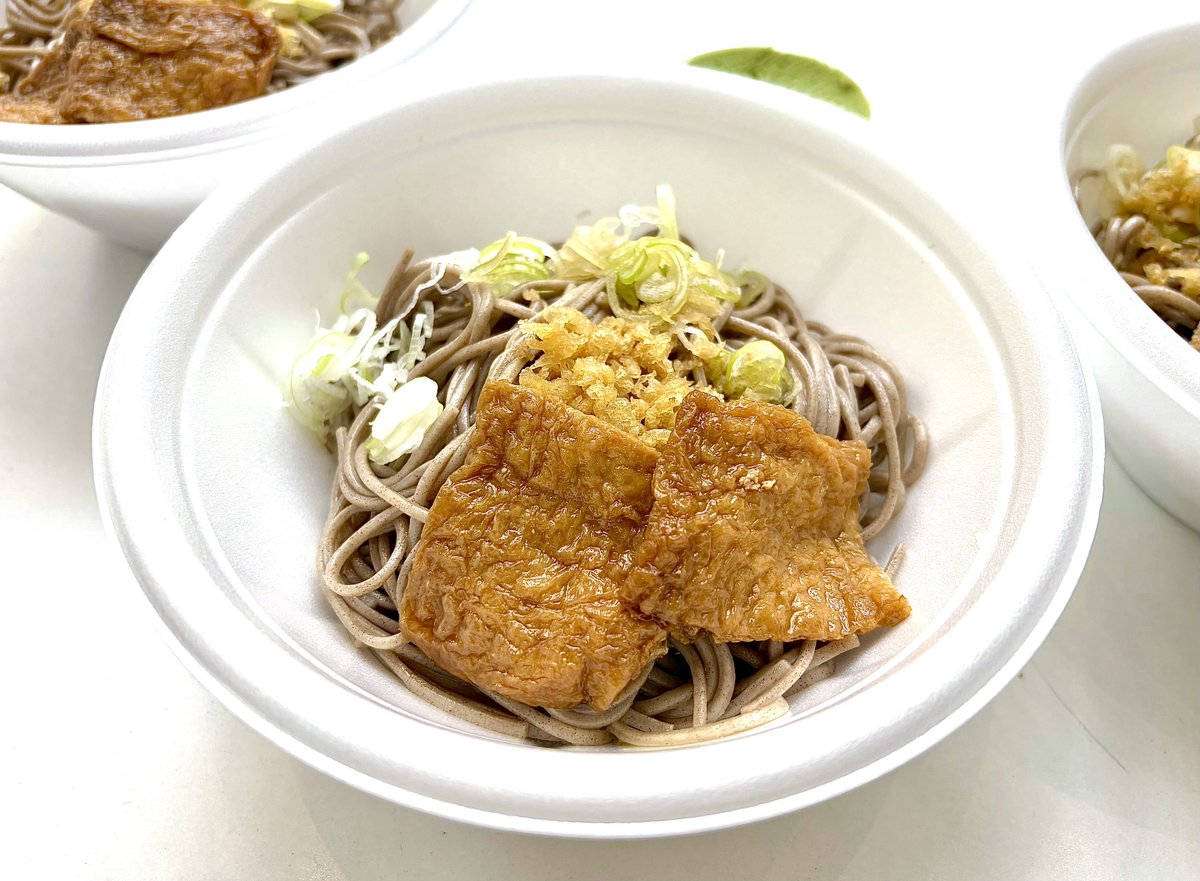 NoricoOrnori's tweet photo. 柳ヶ瀬の冷やしたぬきそば大食い大会、麺160gの冷やしたぬきそばを16杯いただきました🙏
優勝者は19杯👏

SOBA-BITOの歯切れの良い蕎麦、甘い揚げ、濃いめのつゆを堪能できて良かったです😋

司会はやながせゆっこさん👐
おかげさまで楽しく大食いさせていただきました😊

ありがとうございます☺️✨ https://t.co/GMMgC913Oj