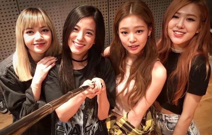 ice_pure_matcha's tweet photo. Happy 10th Anniversary Blackpink 🖤🩷

Day one                               Vs                         One day https://t.co/LuAIGKign7