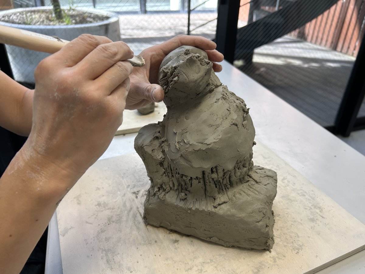 artgym_OCHABI's tweet photo. 本日の造形基礎クラスの様子です。

今回のテーマは「膨らむ・しぼむ」
制作の途中経過も含めて、それぞれの表現がとてもおもしろいレッスンでした🌭

今回は水粘土を使って自由に造形しましたが、
造形基礎クラス、次回は「季節の果物」の模刻です。 https://t.co/gN8hefQsPs