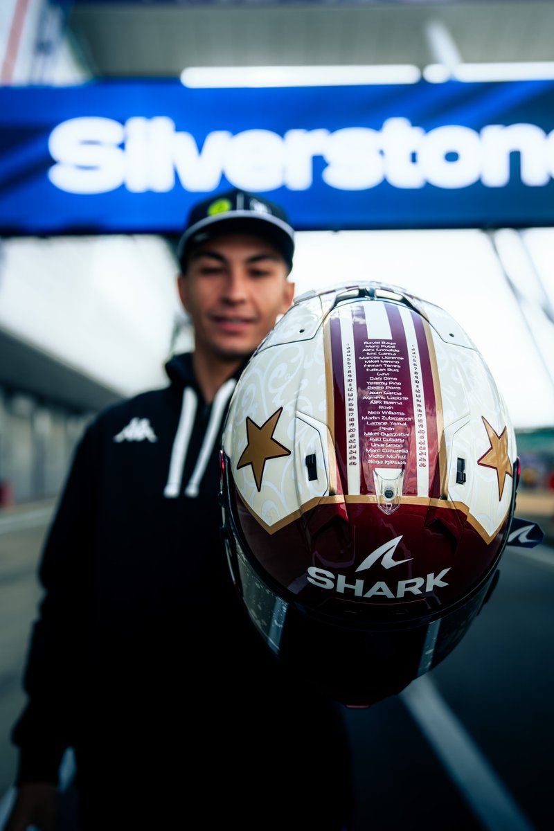 DAZN_ES's tweet photo. LAS DOS ESTRELLAS 🇪🇸 EL NOMBRE DE TODOS LOS JUGADORES CAMPEONES DEL MUNDO 🌟

El homenaje de @25RaulFernandez al Mundial de España en forma de casco 😍 ¡Tú también te has coronado! 🥹

#BritishGP 🇬🇧 #MotoGP 🏁 https://t.co/aiRKo0vTp5