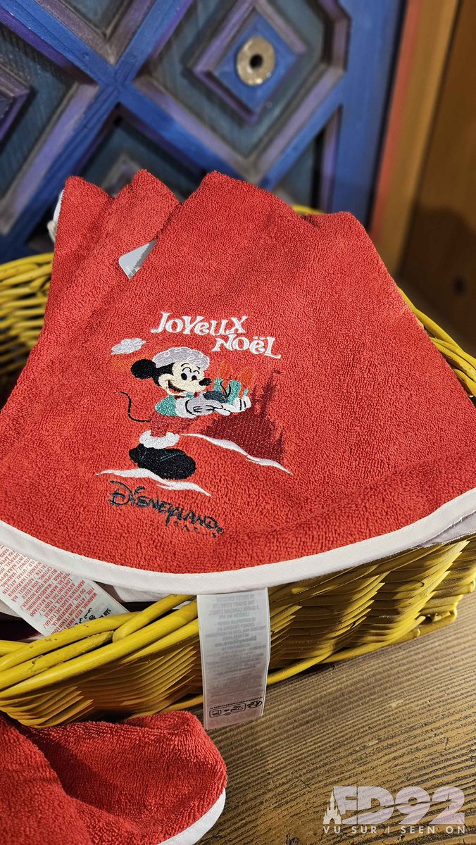 ED92Magic's tweet photo. Some more Christmas merchandise has hit the shelves in Disneyland Paris 🎄 

✨ Mug, priced at 22€

✨ Plate, priced at 8€

✨ Hand towel, priced at 13€ https://t.co/eidVycBt7c