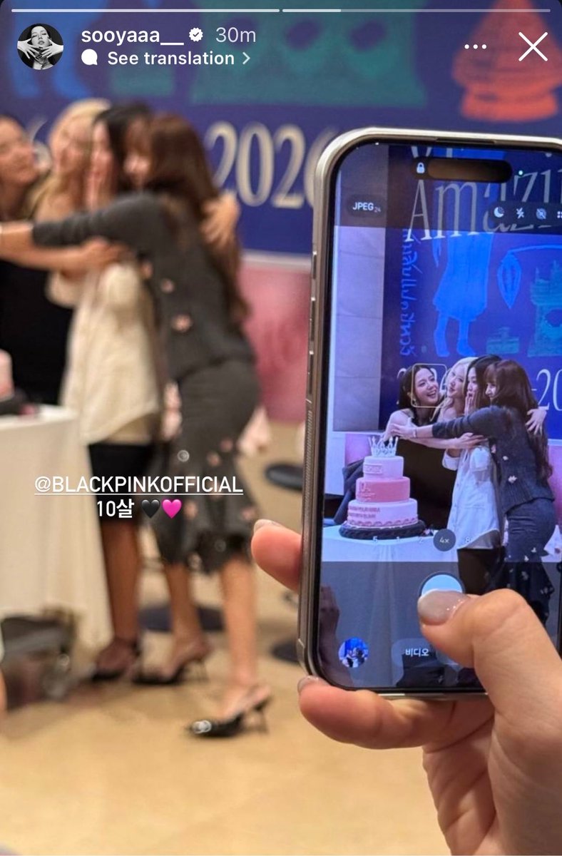 mary_herra28017's tweet photo. YG : no phones allowed 
Jisoo: hold my chicken https://t.co/j4oPWLJOLS