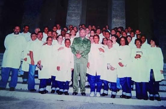 EmbaCubaMOZ's tweet photo. A série “Fidel Entre Nós” nos traz hoje as experiências do Dr. Boris Roberto Uria Batista, membro da Brigada Médica Cubana em Maputo.
#100AñosConFidel #SiempreFidel #FidelEntreNosotros
https://t.co/EcA256cyoB https://t.co/EXZxfyc7Ej
