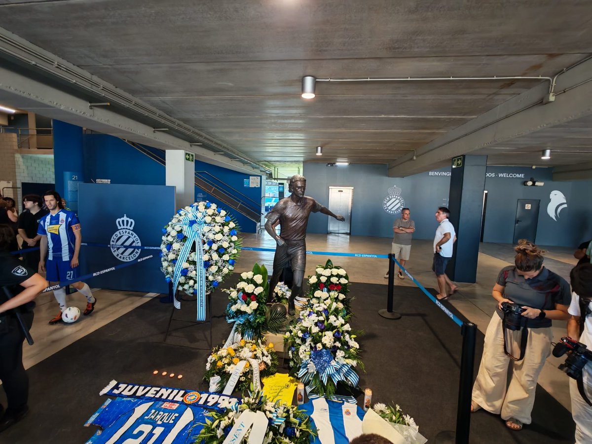 Pbb_Amunt's tweet photo. Avui visitem el Temple per mantenir viu el record d’un capità que mai oblidarem. Perquè hi ha persones que marxen, però el seu llegat, la seva passió i el seu amor per aquests colors queden per sempre. 🤍💙

Sempre un dels nostres. Sempre present.
#RCDE https://t.co/UmadvycHtk