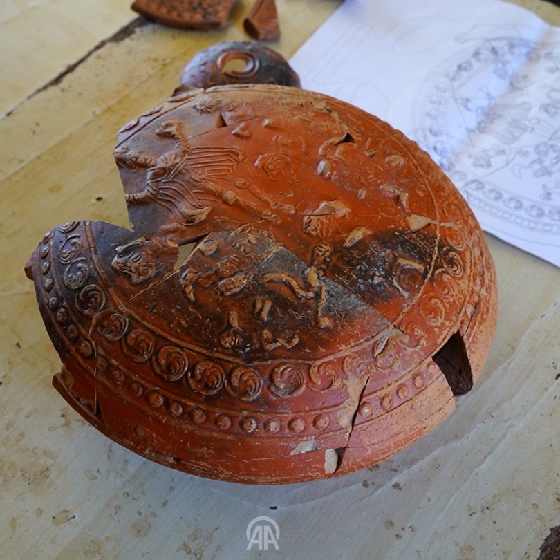 bosunatiklama's tweet photo. Isparta'da Pisidia Antiokheia Antik Kenti'nde 1500 yıllık litürjik kap bulundu.

• Litürjik kabın, Hristiyan sanat tarihi açısından dünyada bilinen başka örneği yok. https://t.co/CWyKF0hioo
