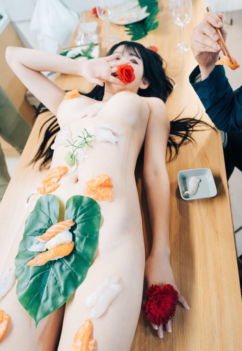 xiat3141's tweet photo. 用这样的盘子“吃饭”，你能吃几碗？😀#私房写真 #女体盛宴 #互勉约拍 https://t.co/Q5nCRlFmJ4