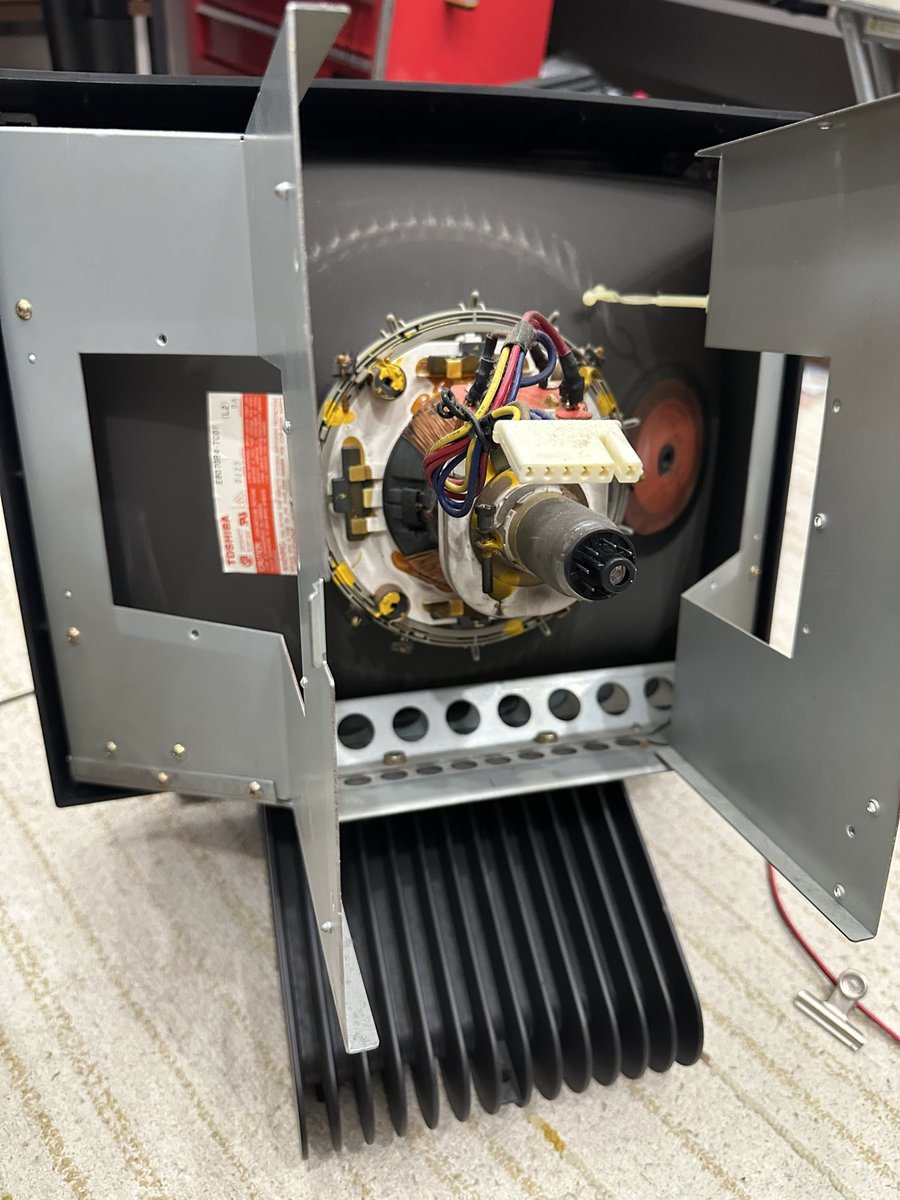 oldpc_love's tweet photo. NeXT MegaPixel Display (Model N4000)開けてみました。
Sony製造でブラウン管は東芝。年代(1988年製)の割には随分と綺麗です。
#nextcube https://t.co/TUANIh4DdR