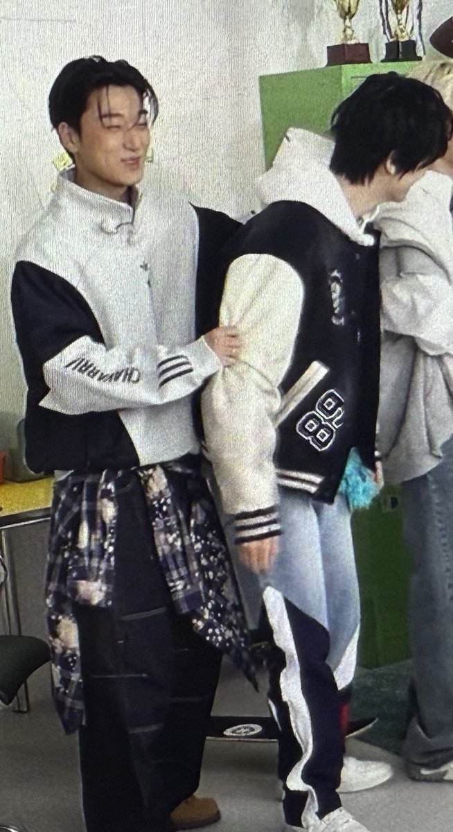 MAA_YN_'s tweet photo. 유너 팔 꼭 잡은거 너무 귀엽네ㅠㅠ https://t.co/RxvYn52LLj