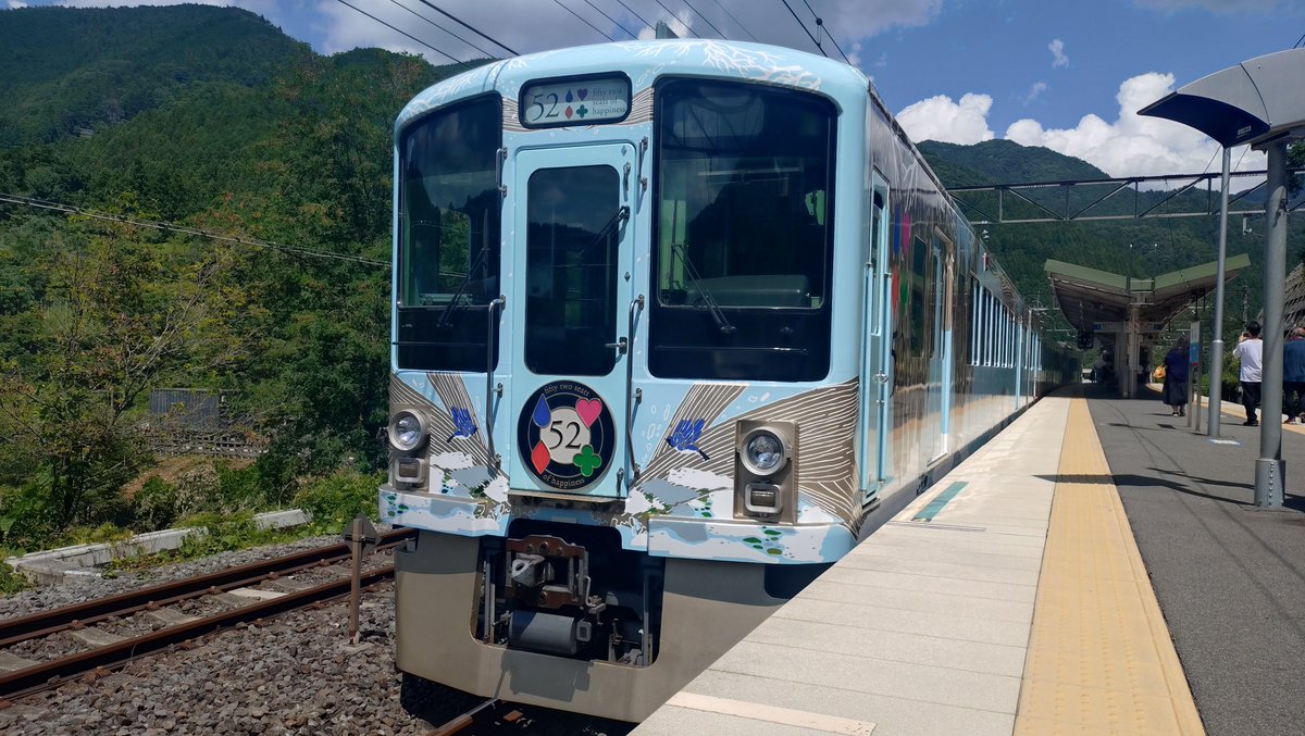2128w25145's tweet photo. 8月8日は結婚1周年の記念日ということで、我らが西武鉄道の「52席の至福」に乗車
なんと座席が「8番」テーブルで「クローバー」の座席！
こんな偶然がすごく嬉しい🥰

秩父に着いてからはジェラート食べて、長瀞の宝登山にも登りました https://t.co/m1TnOrc6Yw