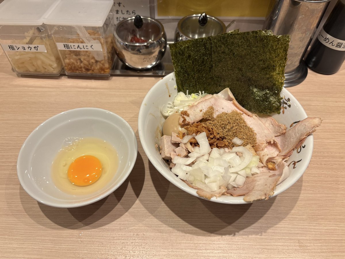 SOE_stars's tweet photo. 麺家はやと 高田馬場
油そば

麺もちもちで美味い。普通にレベル高いのに、並ばないのも神。自家製麺大輝譲りの麺かな。

デフォルトで生卵ついてくるし、Twitterフォローしてれば無料トッピングあるし、サービスもいい。 https://t.co/b4x357GLx2