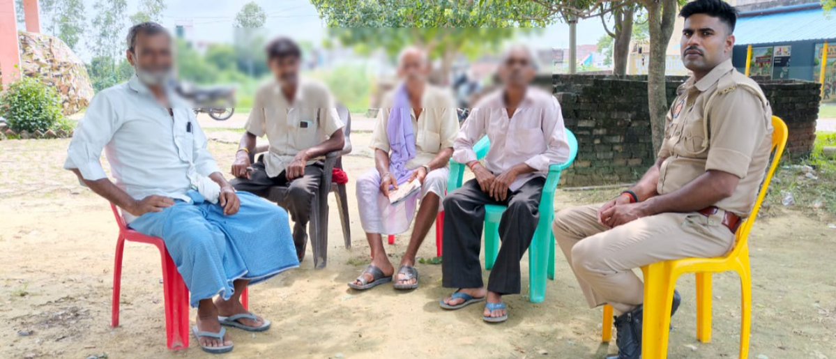 siddharthnagpol's tweet photo. #SSP_SDR के निर्देशन मे थाना कपिलवस्तु कम्यूनिटी पुलिसिंग यूनिट द्वारा थानाक्षेत्र के ग्राम मिश्रौलिया मे वरिष्ठ नागरिको/दिव्यांगजन के साथ कम्यूनिटी पुलिसिंग के सम्बन्ध में गोष्ठी कर कल्याणकारी योजनाओं के बारे मे जानकारी दी गयी।
#UPPolice 
#CommunityPolicing https://t.co/9lam6zFwOP