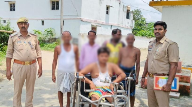 siddharthnagpol's tweet photo. #SSP_SDR के निर्देशन मे थाना कपिलवस्तु कम्यूनिटी पुलिसिंग यूनिट द्वारा थानाक्षेत्र के ग्राम मिश्रौलिया मे वरिष्ठ नागरिको/दिव्यांगजन के साथ कम्यूनिटी पुलिसिंग के सम्बन्ध में गोष्ठी कर कल्याणकारी योजनाओं के बारे मे जानकारी दी गयी।
#UPPolice 
#CommunityPolicing https://t.co/9lam6zFwOP