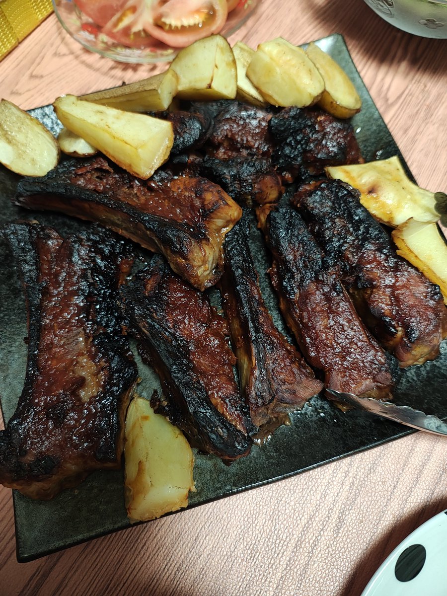 taianman's tweet photo. スペアリブをバーベキューソースにつけてじっくり焼きました。ホロホロ崩れる肉で今までで一番よくできた！サイコー🍖 https://t.co/5550Ee4o6I