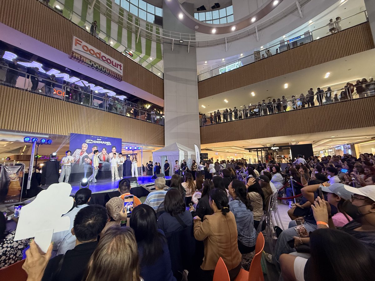 FanbACEs_ph's tweet photo. Ang saya at ang taas ng energy dito sa SM Southmall @smsupermalls 

BGYO OnDEMAND SouthMALL
#BGYO #BGYO_OnDemandMallTour @bgyo_ph https://t.co/0M6pCmn2t8