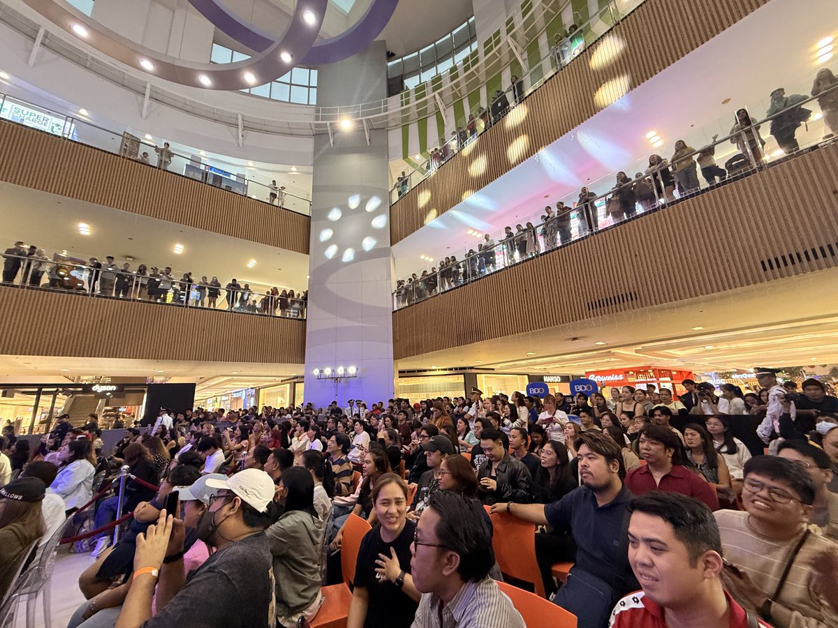 FanbACEs_ph's tweet photo. Ang saya at ang taas ng energy dito sa SM Southmall @smsupermalls 

BGYO OnDEMAND SouthMALL
#BGYO #BGYO_OnDemandMallTour @bgyo_ph https://t.co/0M6pCmn2t8