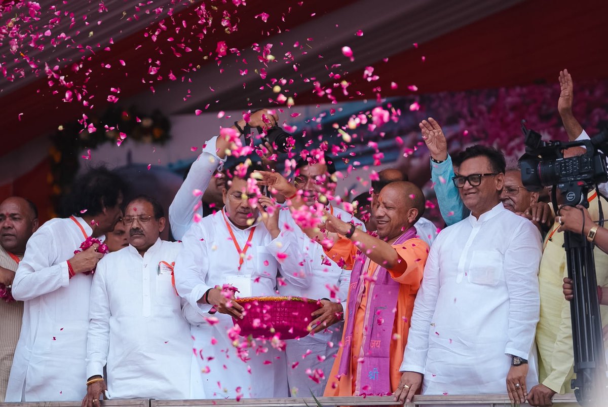 SuchnaMeerut's tweet photo. मा0 मुख्यमंत्री जी ने मेरठ में श्रावण मास की दशमी तिथि में कांवड़ यात्रियों का अभिनंदन कर आस्था को दिया सम्मान
#कांवड यात्रा 2026
@InfoDeptUP @UPGovt @CMOfficeUP @chiefsecyUP @DMMeerut https://t.co/lCpWL5cx4M