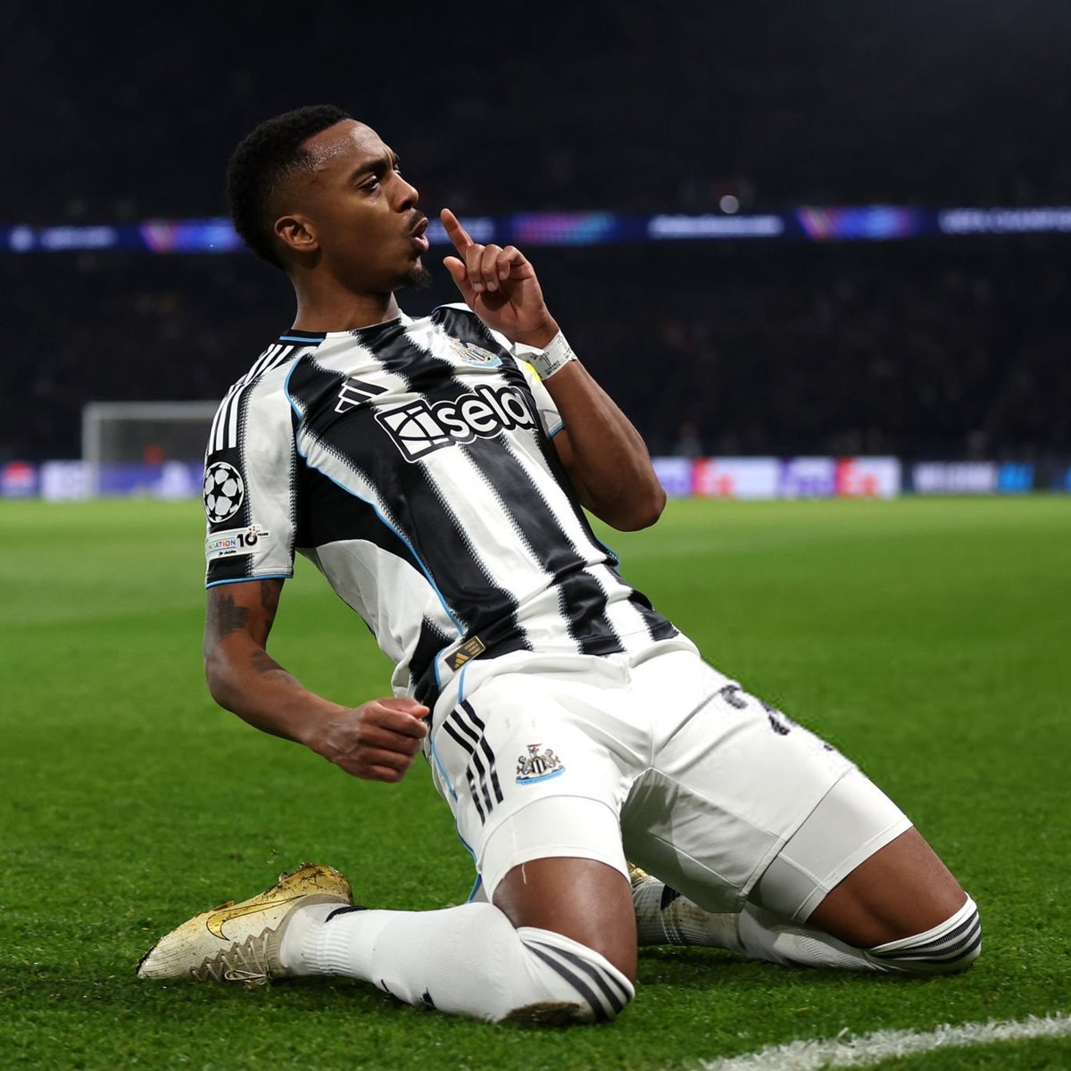 ClassHaber_'s tweet photo. 20-25M’a bitik çöp Willock alacaklarmış.
Beşiktaş menfaatleri gereği o paranın bu çöpe verilmesini istemiyoruz! ❌

Sizin Salah transferinde düşündüğünüz Menfaati bizde bu transferde düşünüyoruz.

Bu transfer için Beşiktaş’ın tek kuruşuna dokunamazsınız. Bu sene büyük ihtimal son seneniz olacak. O yüzden bitikleri çakıp gidemeyeceksiniz.

#Willockİstemiyoruz #SerdalAdalıİstifa
