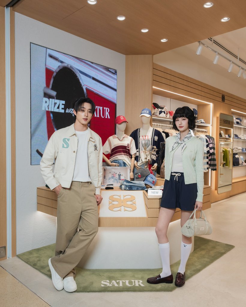 EstFanclubTH's tweet photo. 080826 | Instagram | #est_rvp 

📸 est_rvp : my kinda SATURday @.satur.thailand 

🔗 : https://t.co/nZxJ8bst8S

EST AT SATUR FLAGSHIP
#ESTWITHMYSATUR
#SATUR #SATURTHAILAND  
#ESTSUPHAHouse https://t.co/SbNaX8uFdr