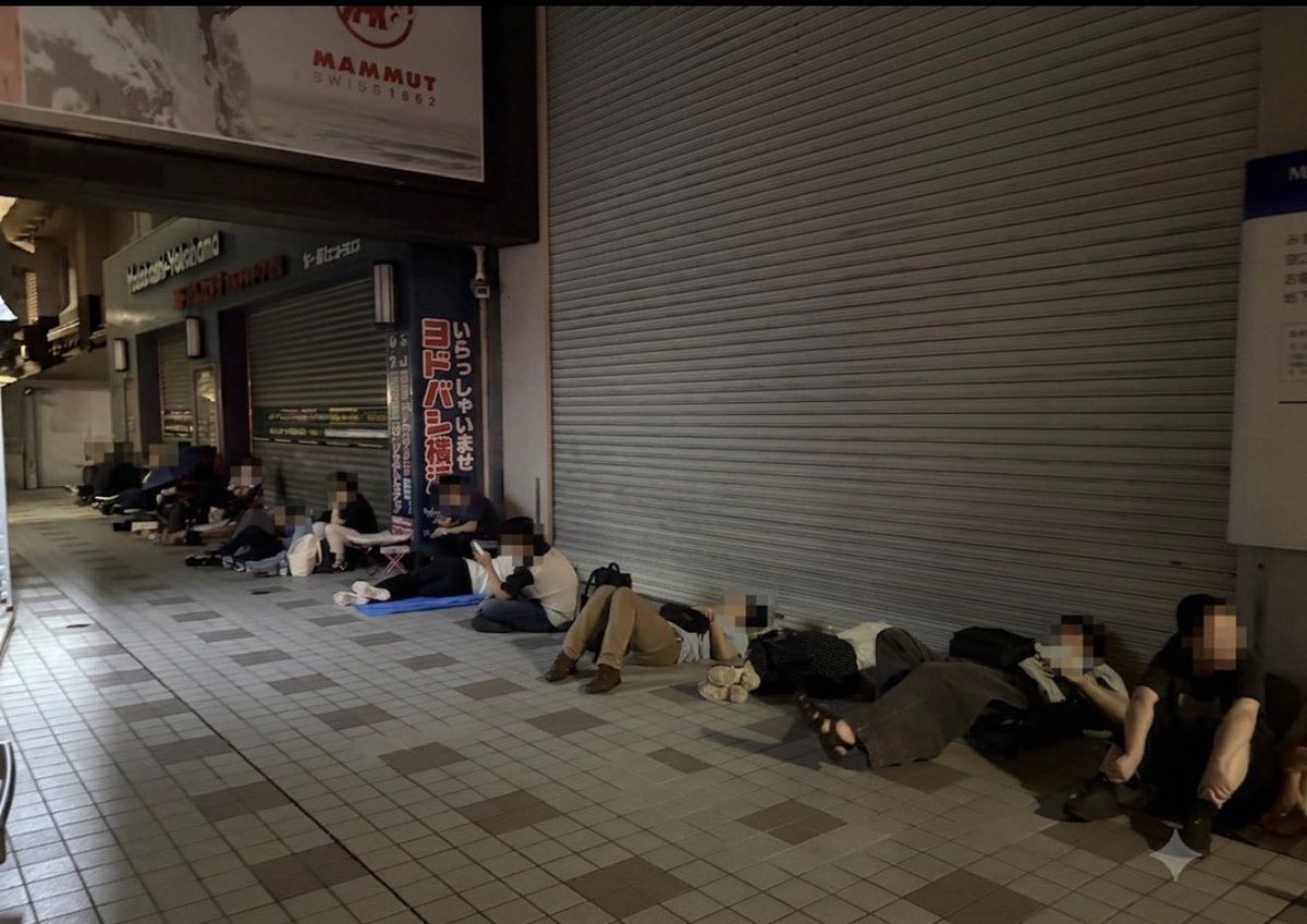 tourouken555's tweet photo. 横浜のヨドバシに今朝、
「外国人・転売ヤー」が泊まり込んでいた。

日本の子供たちの楽しみさえ
カネに変える移民たち！😬✊

警察で包囲して在留カードを確認しろ！
「半分くらいは強制送還できるだろ」って思う人✋ https://t.co/YieOX7wShh