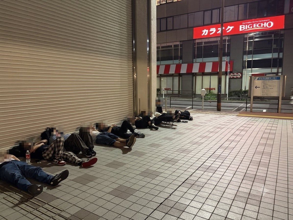 tourouken555's tweet photo. 横浜のヨドバシに今朝、
「外国人・転売ヤー」が泊まり込んでいた。

日本の子供たちの楽しみさえ
カネに変える移民たち！😬✊

警察で包囲して在留カードを確認しろ！
「半分くらいは強制送還できるだろ」って思う人✋ https://t.co/YieOX7wShh