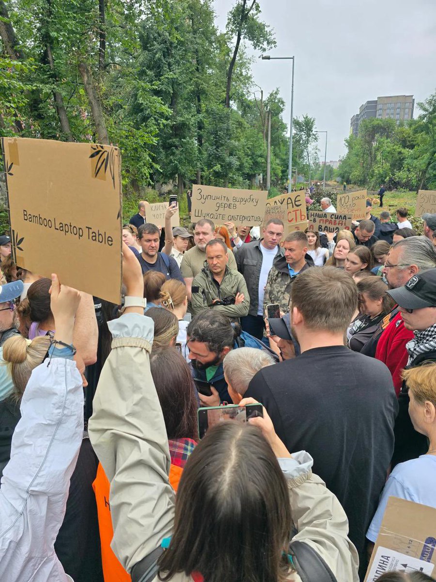 _farba_'s tweet photo. Підтягуйтесь на Теремки. 
Це вже не просто захист дубів і парку. Це протест проти свавілля Київської влади, яка нагло нищить місто разом з забудовниками https://t.co/96jHKj4WD6