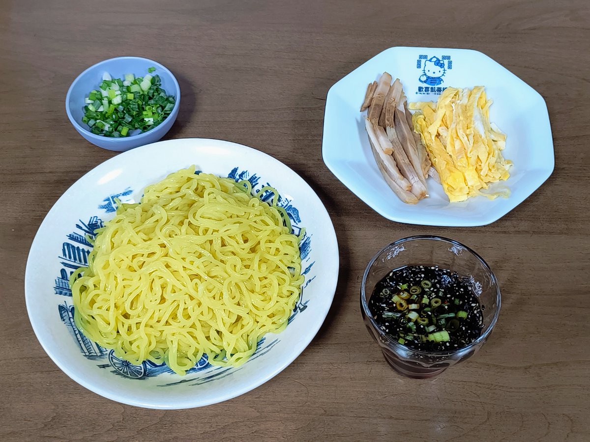 rredbed's tweet photo. あっさりとざるラーメン
和風つゆって要はそうめんつゆだこれ https://t.co/6rMEyocJoq