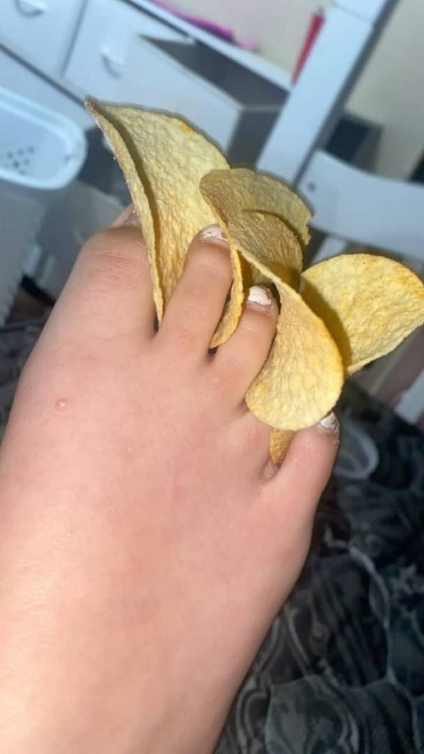 ReineArina's tweet photo. Il manque juste un toutou à mes pieds pour me les nettoyer 👅🖤
À ton avis... Serais tu digne de tout lécher sur mes pieds ? 👸👣

#domina #soumis #findom #moneymiss #moneyslave #cuck #paypig #maitresse #feet #footfetish #pieds #feetlover https://t.co/iRen7YtVDS